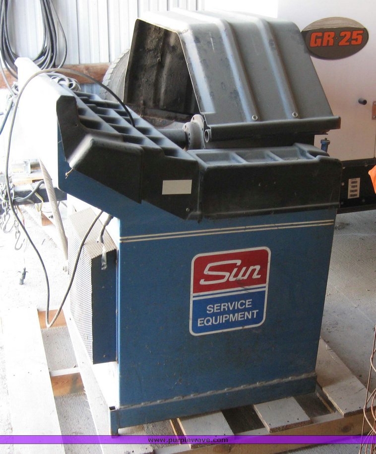 image for item 2071 Nortson 7300 wheel balancer