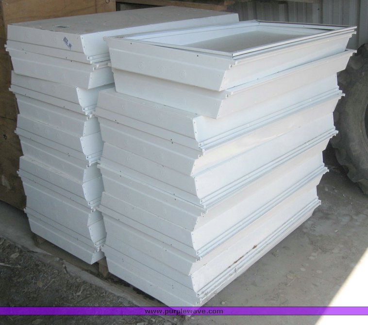 image for item 2076 (20) 4' florescent light fixtures