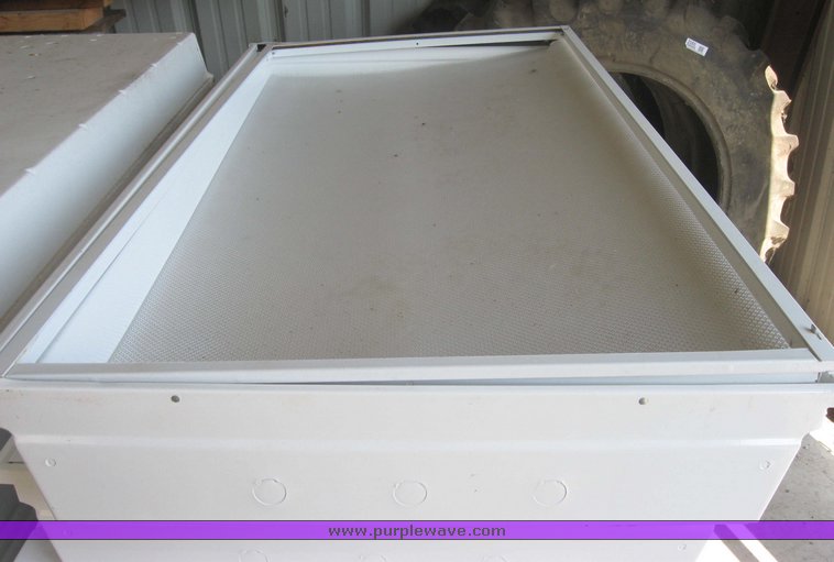 image for item 2076 (20) 4' florescent light fixtures