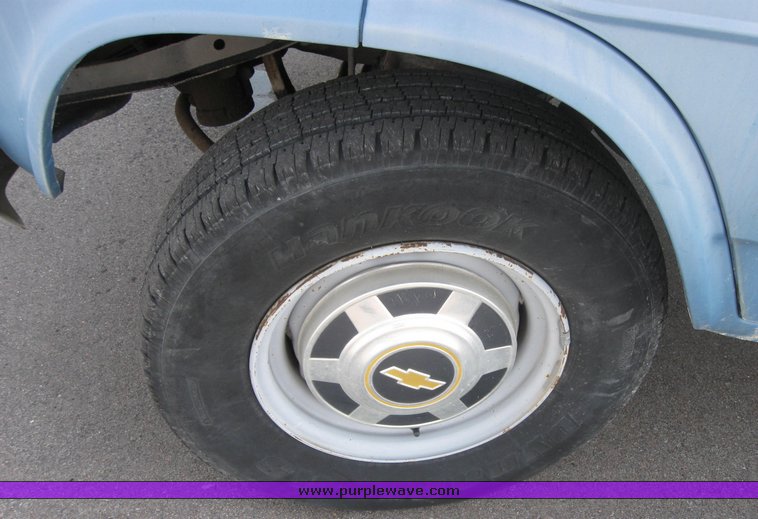 image for item 2137 1986 Chevrolet G30 sport van