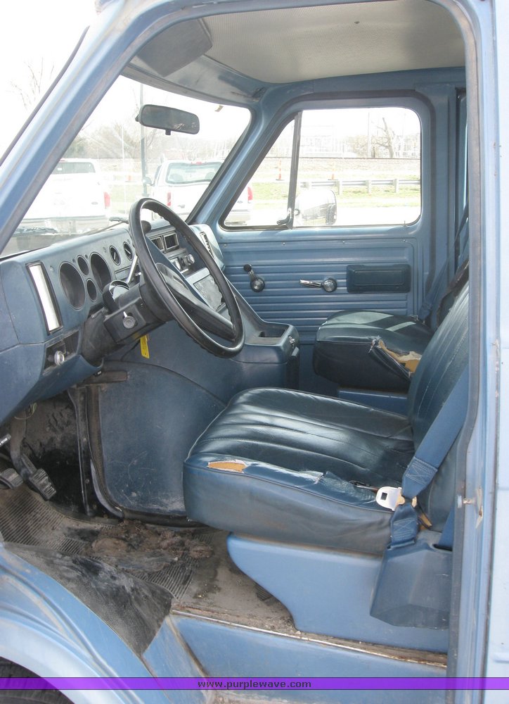 image for item 2137 1986 Chevrolet G30 sport van