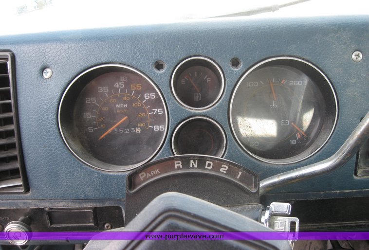 image for item 2137 1986 Chevrolet G30 sport van