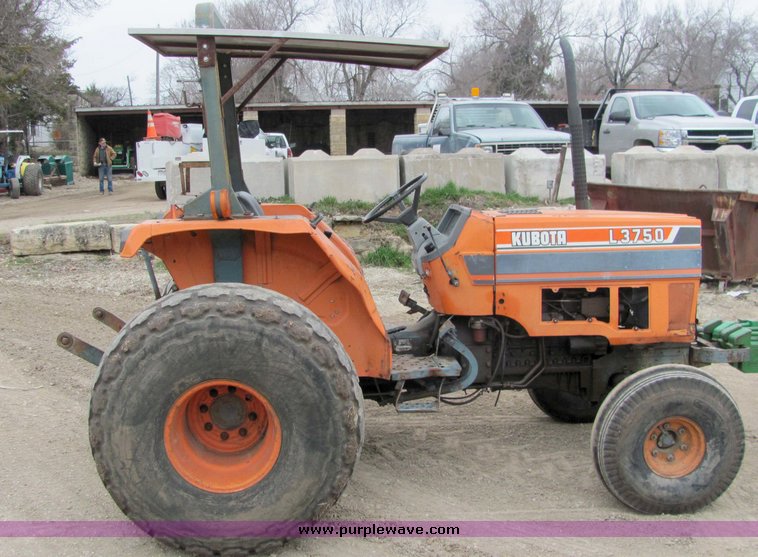 image for item 3112 Kubota L3750 tractor