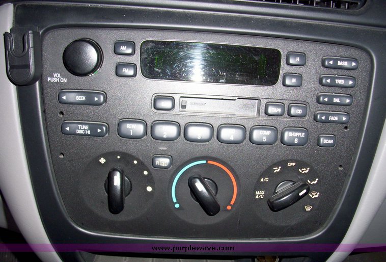 image for item 3181 2002 Ford Taurus SE