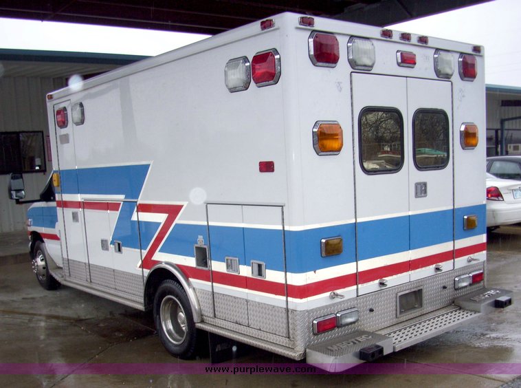 image for item 3184 2006 Ford E450 Super Duty ambulance