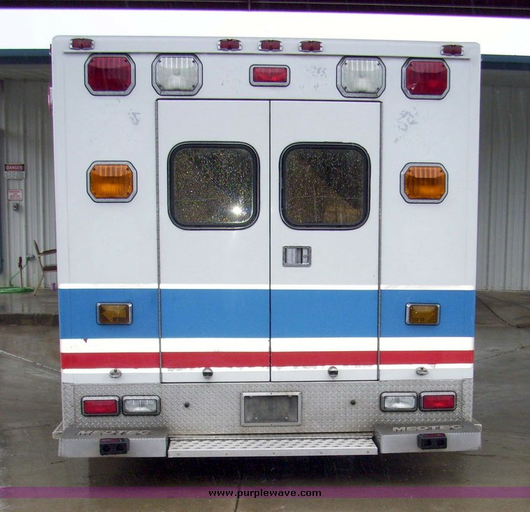 image for item 3184 2006 Ford E450 Super Duty ambulance