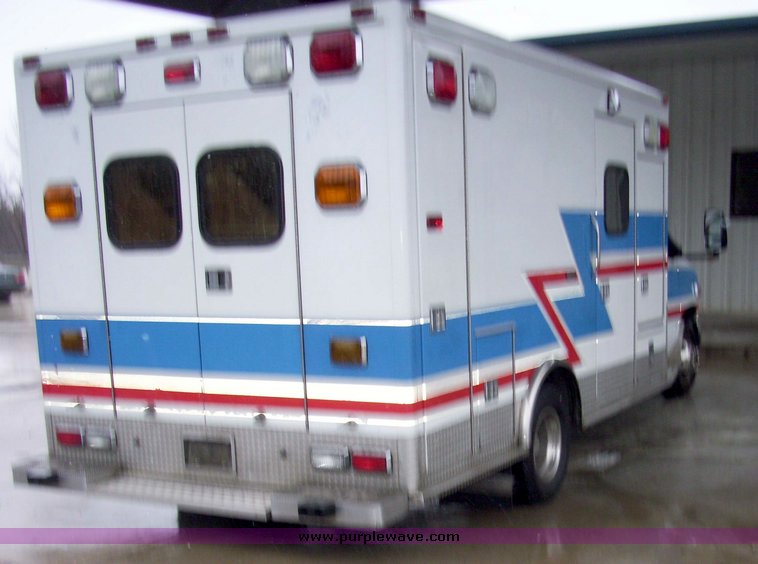 image for item 3184 2006 Ford E450 Super Duty ambulance