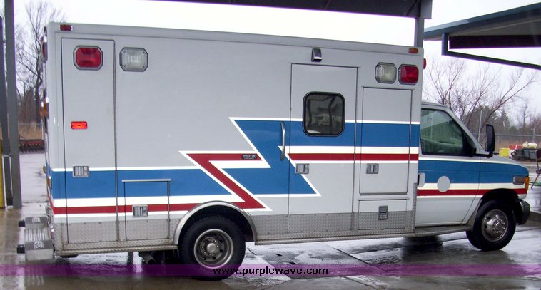image for item 3184 2006 Ford E450 Super Duty ambulance