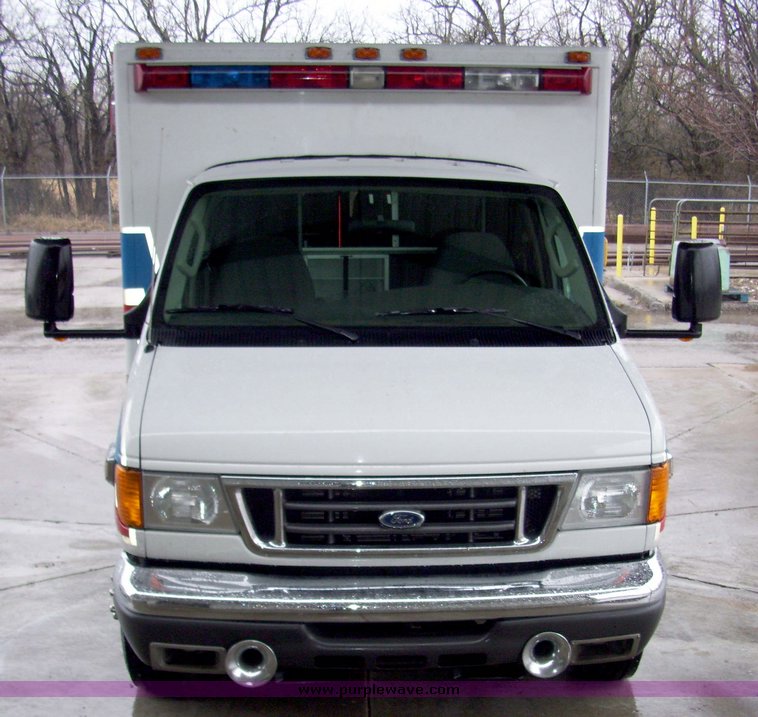 image for item 3184 2006 Ford E450 Super Duty ambulance