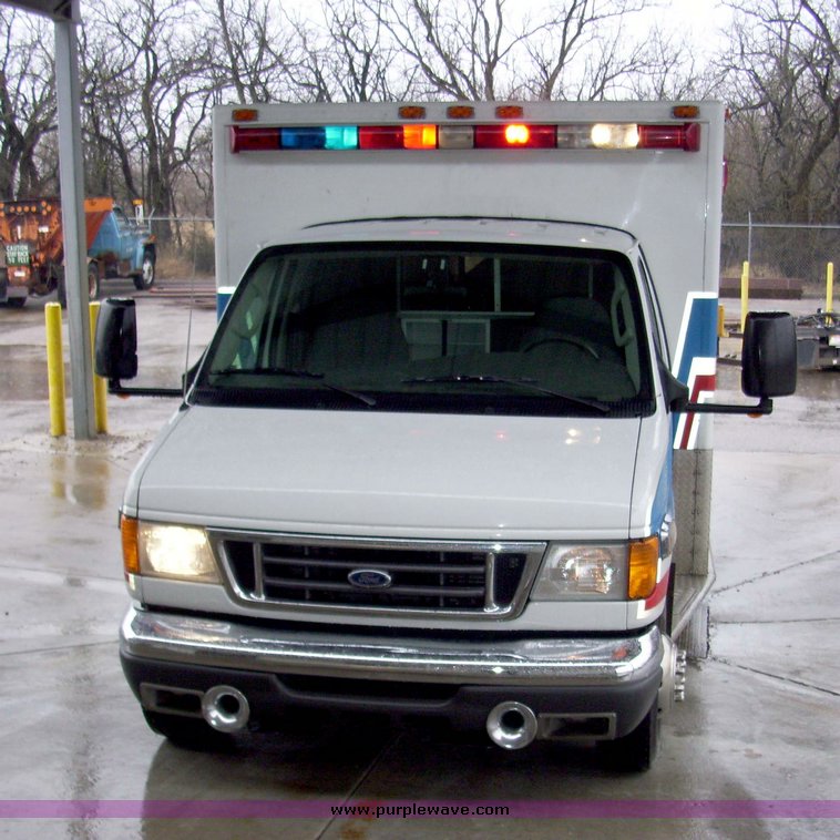 image for item 3184 2006 Ford E450 Super Duty ambulance