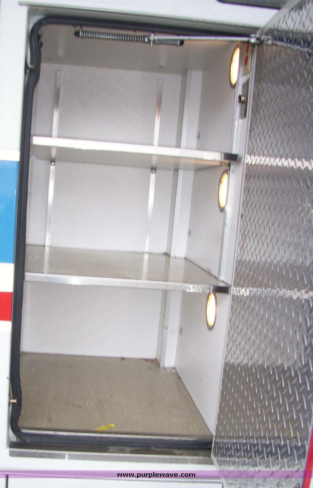 image for item 3184 2006 Ford E450 Super Duty ambulance