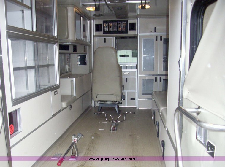 image for item 3184 2006 Ford E450 Super Duty ambulance