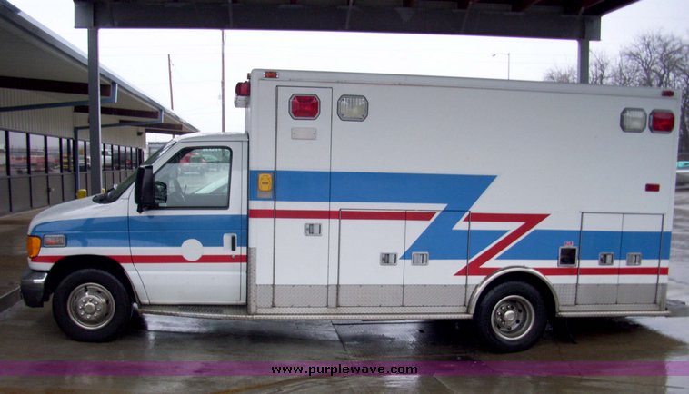 image for item 3186 2006 Ford E450 Super Duty ambulance