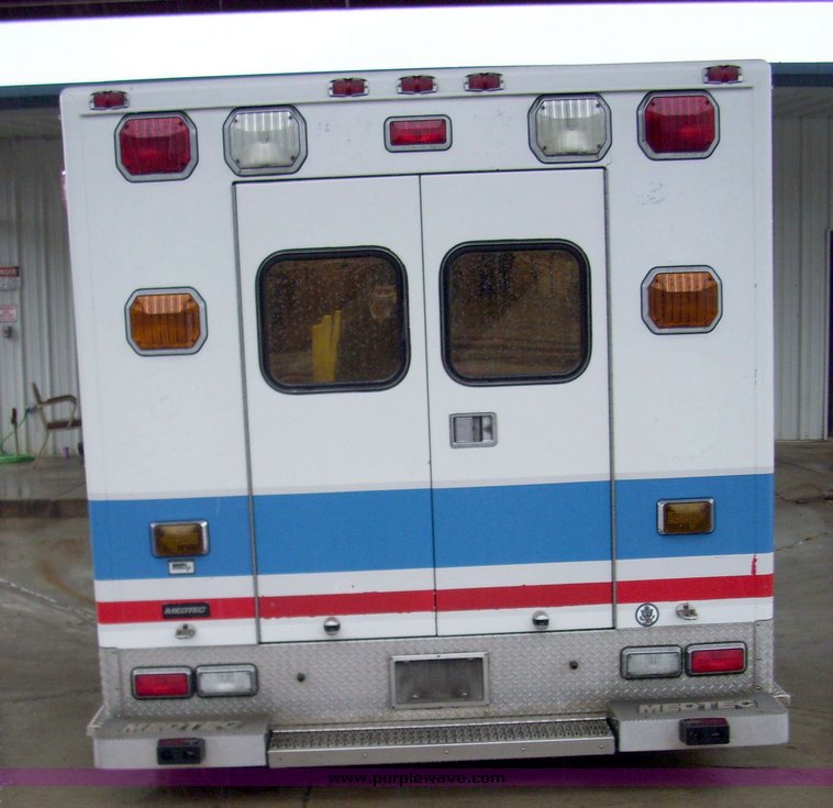 image for item 3186 2006 Ford E450 Super Duty ambulance