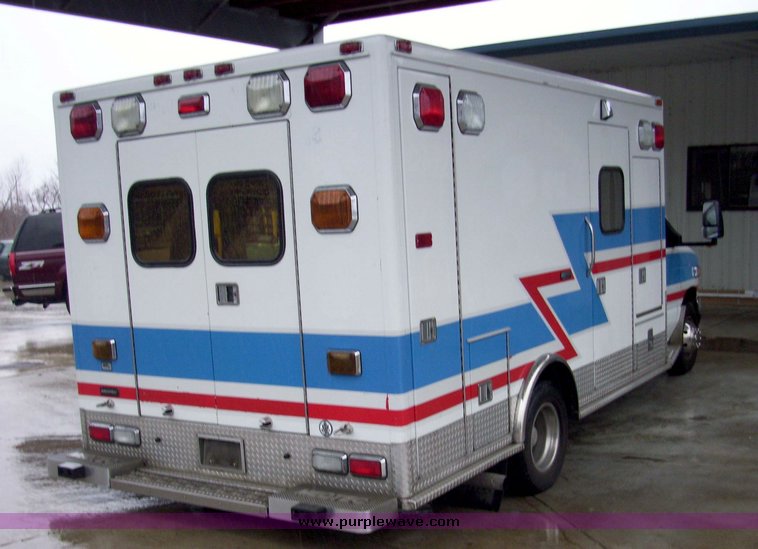 image for item 3186 2006 Ford E450 Super Duty ambulance