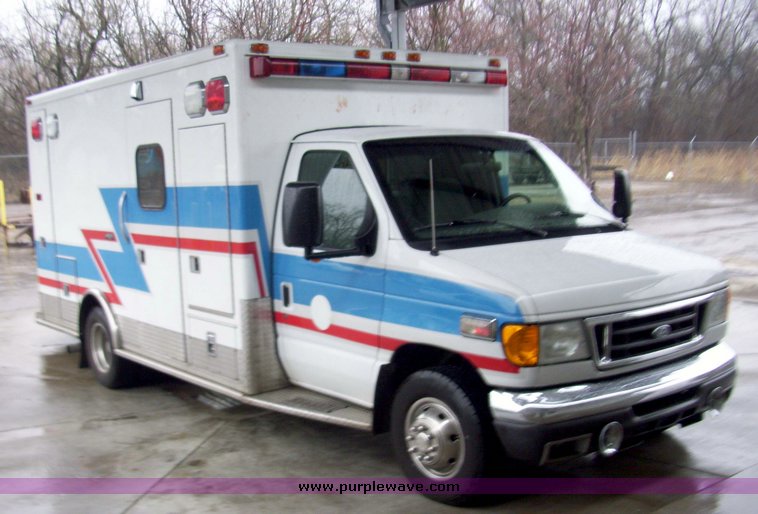 image for item 3186 2006 Ford E450 Super Duty ambulance