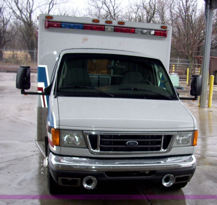 image for item 3186 2006 Ford E450 Super Duty ambulance