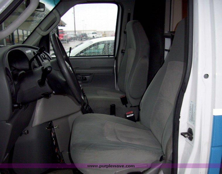 image for item 3186 2006 Ford E450 Super Duty ambulance