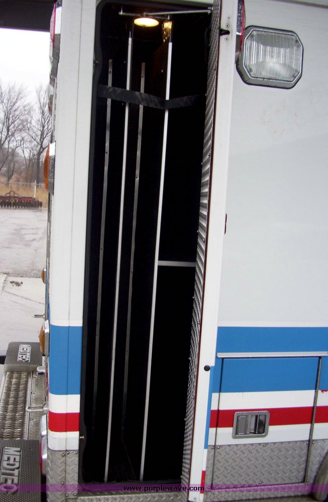 image for item 3186 2006 Ford E450 Super Duty ambulance