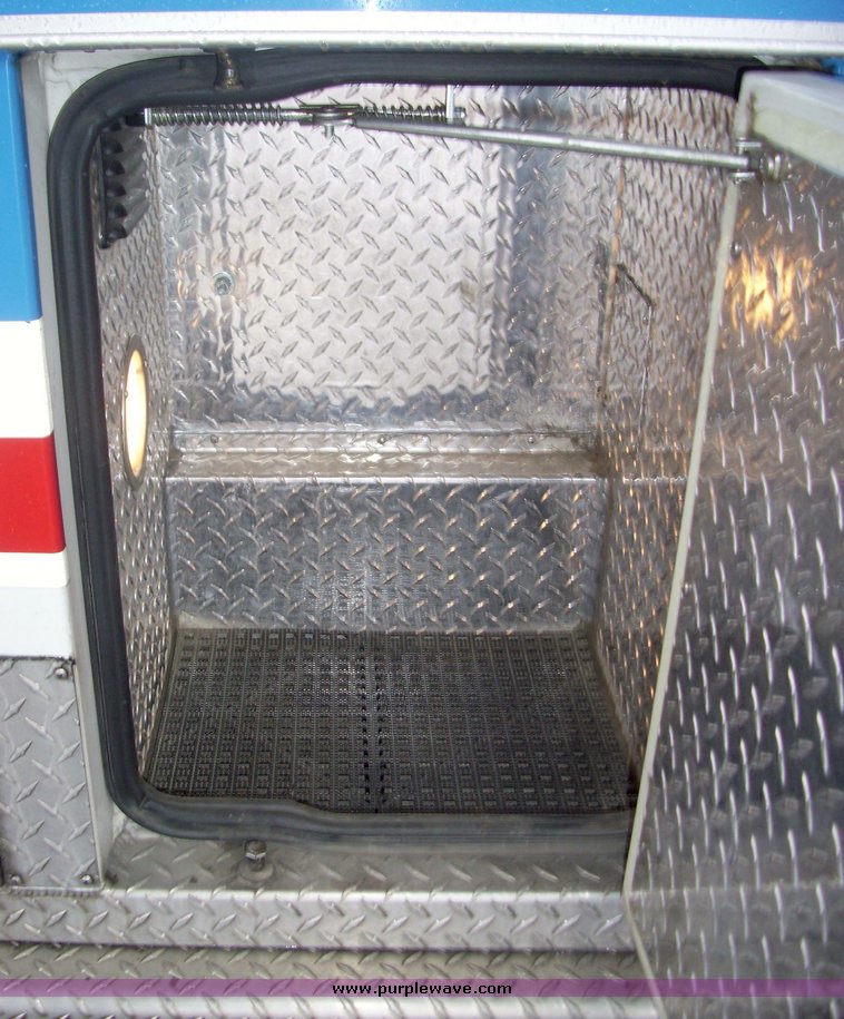 image for item 3186 2006 Ford E450 Super Duty ambulance