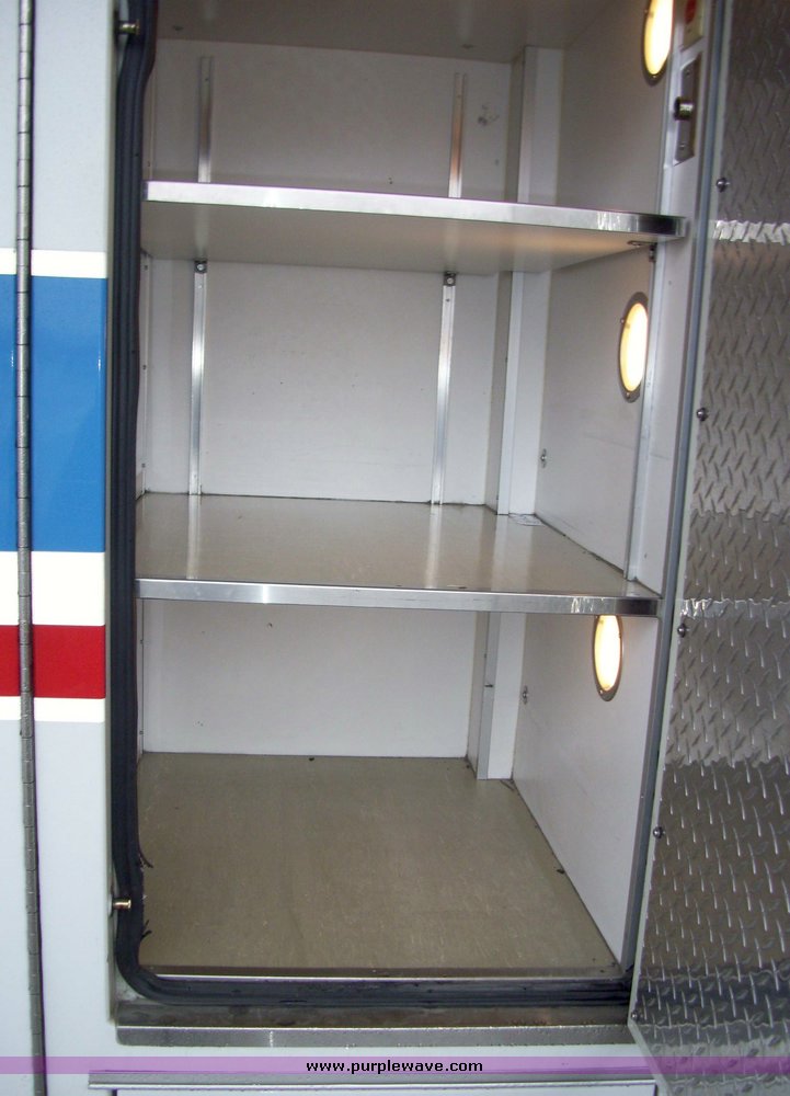 image for item 3186 2006 Ford E450 Super Duty ambulance