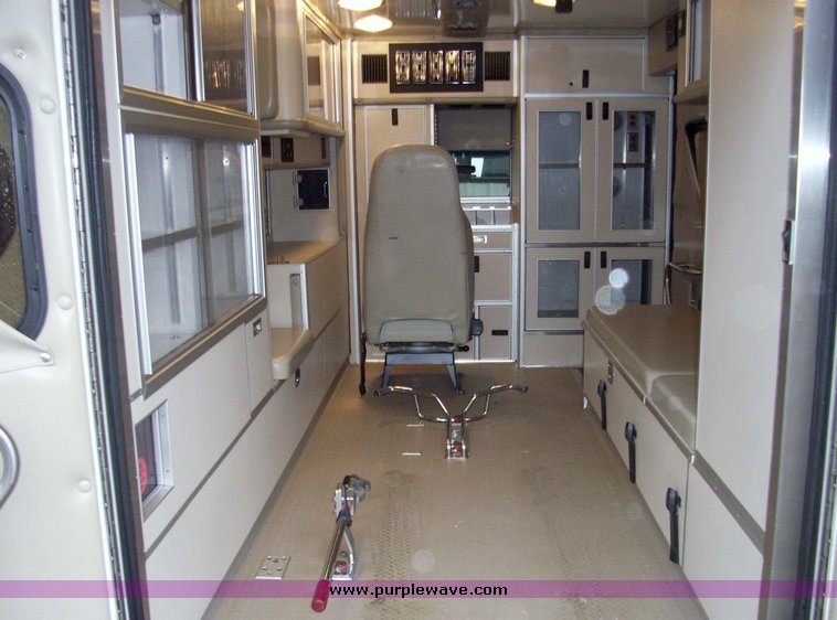 image for item 3186 2006 Ford E450 Super Duty ambulance
