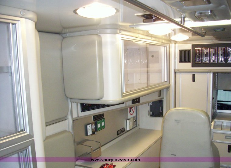 image for item 3186 2006 Ford E450 Super Duty ambulance