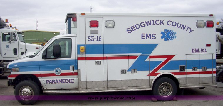 image for item 3243 2006 Ford E450 Super Duty ambulance