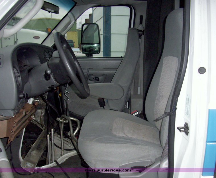 image for item 3243 2006 Ford E450 Super Duty ambulance