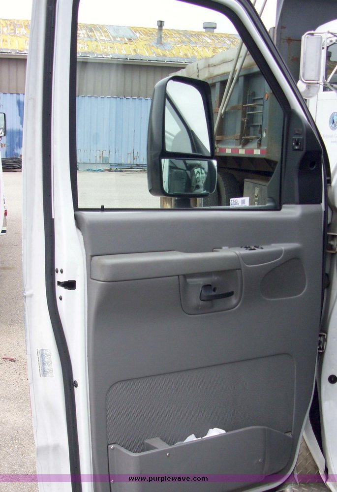 image for item 3243 2006 Ford E450 Super Duty ambulance