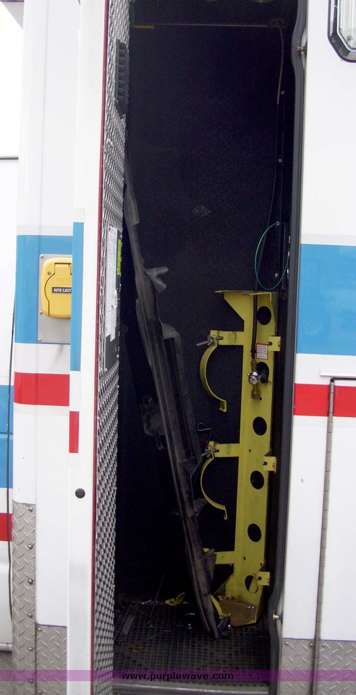 image for item 3243 2006 Ford E450 Super Duty ambulance