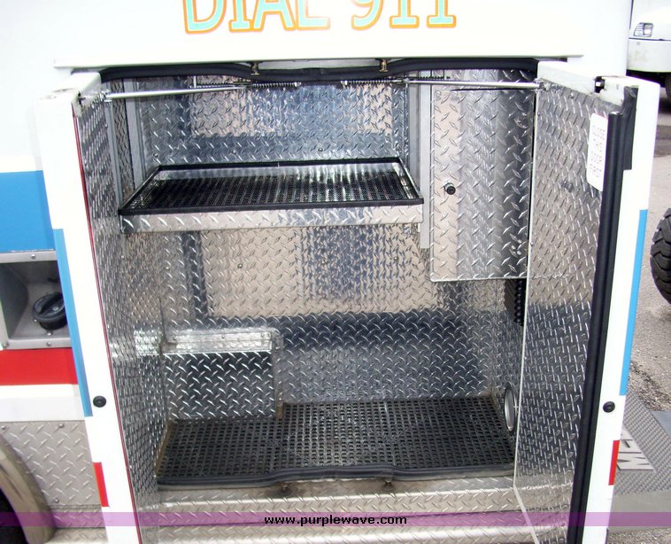 image for item 3243 2006 Ford E450 Super Duty ambulance