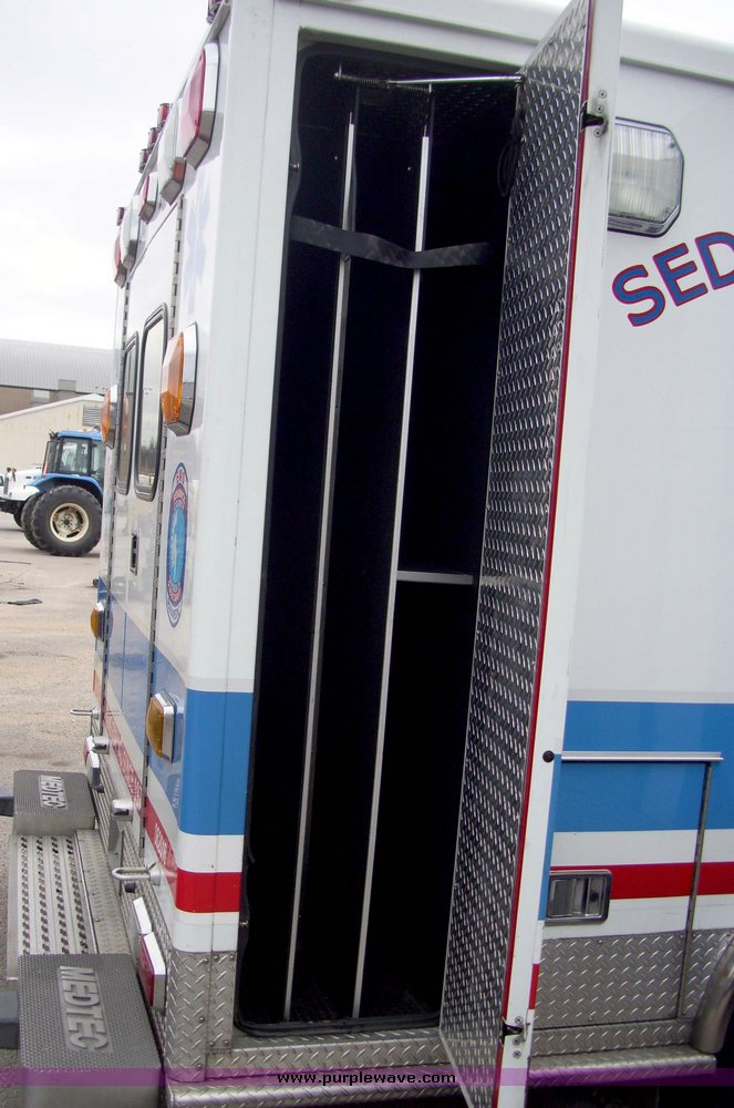 image for item 3243 2006 Ford E450 Super Duty ambulance
