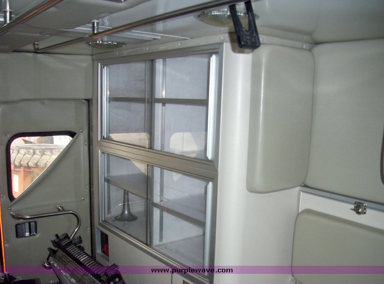 image for item 3243 2006 Ford E450 Super Duty ambulance