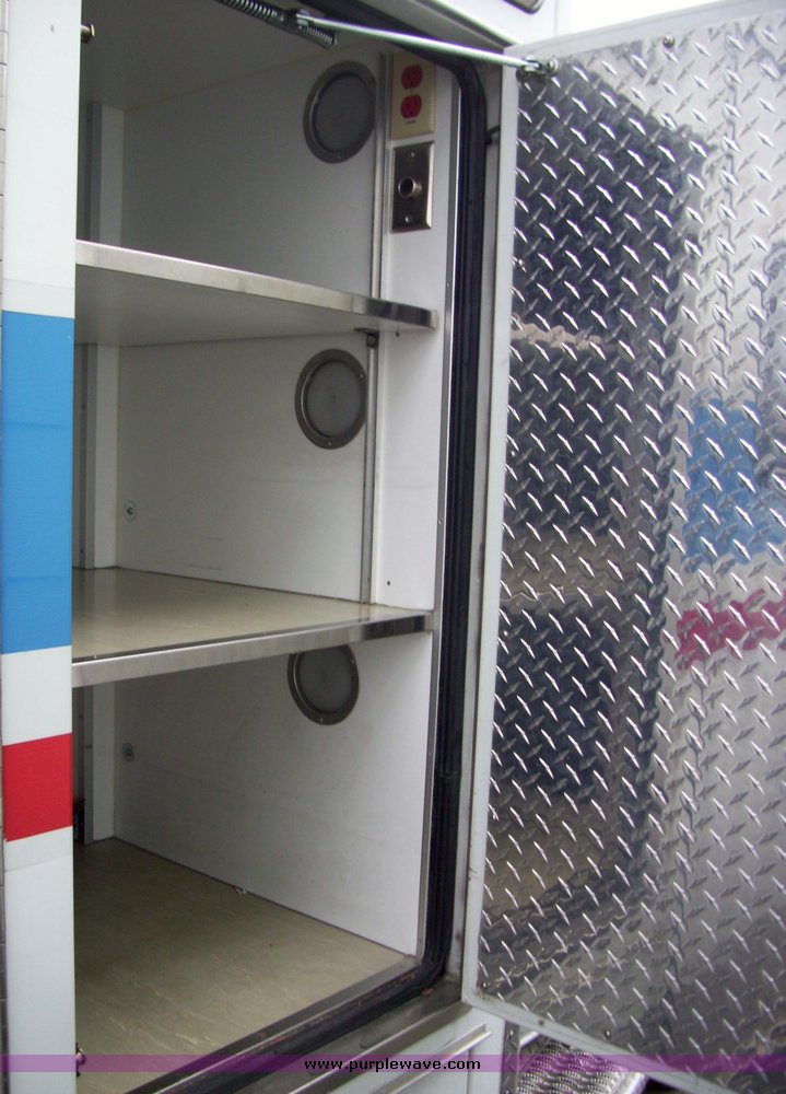 image for item 3243 2006 Ford E450 Super Duty ambulance