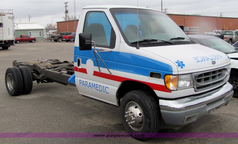 image for item 3281 2002 Ford E450 Super Duty ambulance chassis