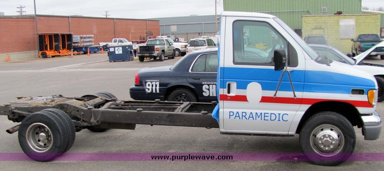 image for item 3281 2002 Ford E450 Super Duty ambulance chassis