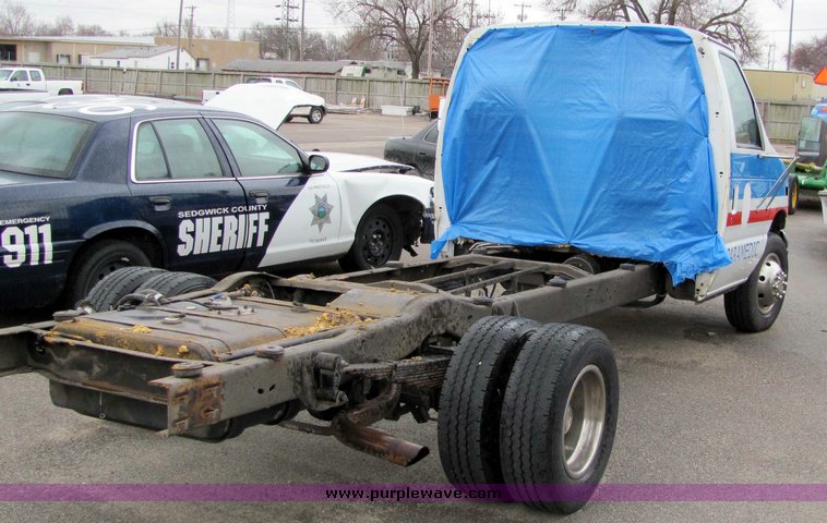 image for item 3281 2002 Ford E450 Super Duty ambulance chassis