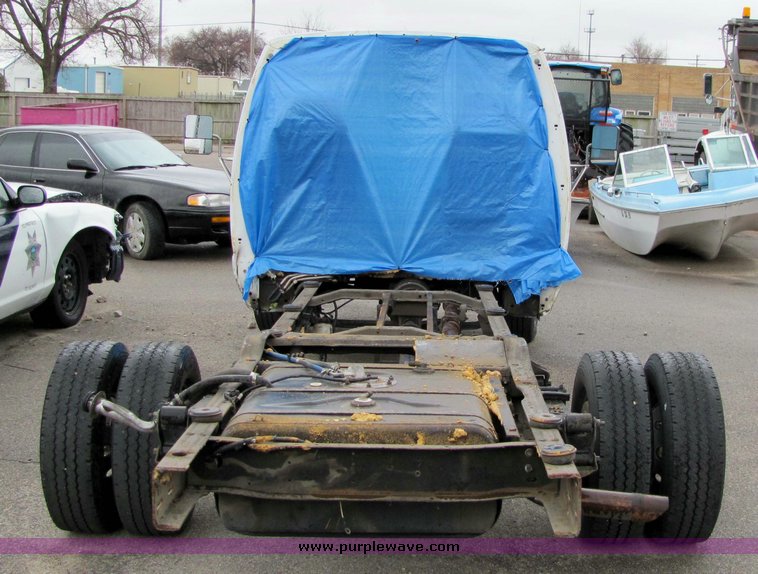 image for item 3281 2002 Ford E450 Super Duty ambulance chassis