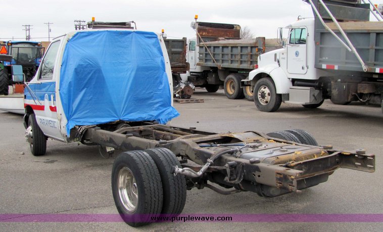 image for item 3281 2002 Ford E450 Super Duty ambulance chassis