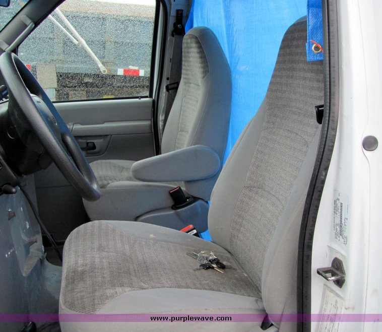 image for item 3281 2002 Ford E450 Super Duty ambulance chassis