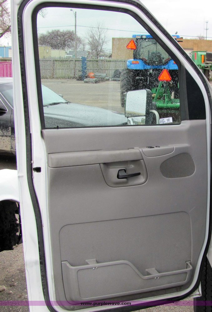 image for item 3281 2002 Ford E450 Super Duty ambulance chassis