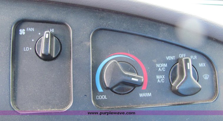 image for item 3281 2002 Ford E450 Super Duty ambulance chassis