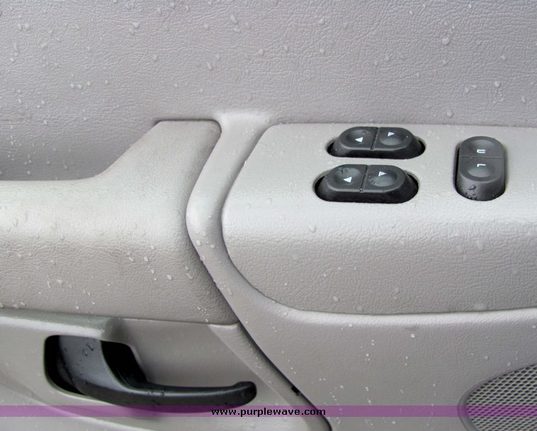 image for item 3281 2002 Ford E450 Super Duty ambulance chassis