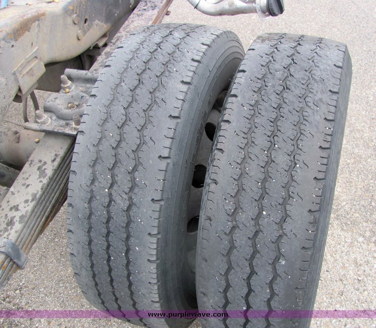 image for item 3281 2002 Ford E450 Super Duty ambulance chassis