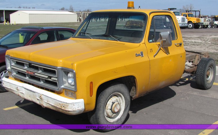 image for item 3310 1976 GMC Sierra 2500 pickup