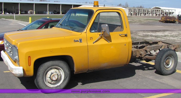image for item 3310 1976 GMC Sierra 2500 pickup