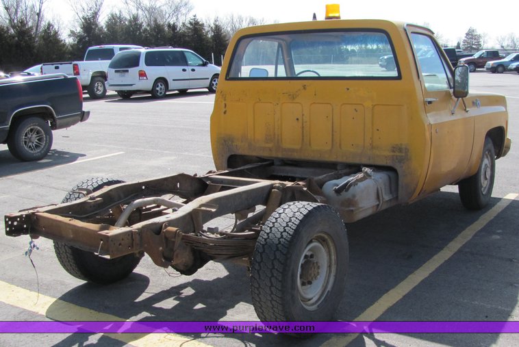 image for item 3310 1976 GMC Sierra 2500 pickup