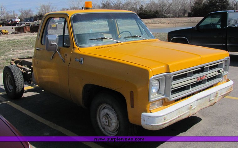 image for item 3310 1976 GMC Sierra 2500 pickup