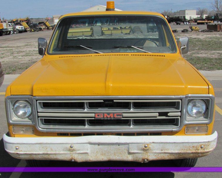 image for item 3310 1976 GMC Sierra 2500 pickup